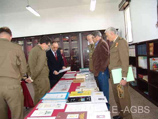 AGBS-CDBHS. (11) El Presidente de la Asociación muestra algunas donaciones al nuevo Coronel Director de la Academia en presencia de miembros de su Junta Directiva.