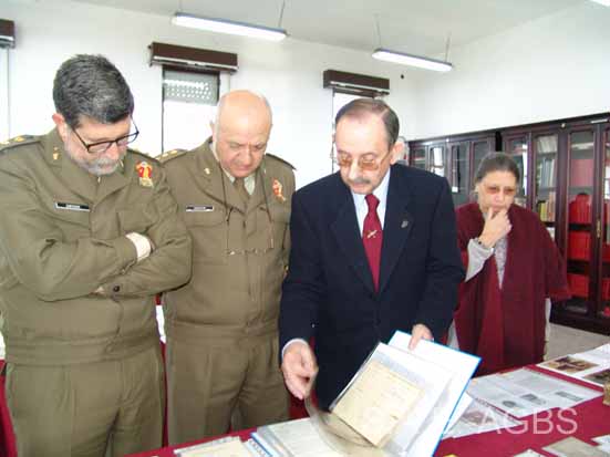 AGBS-CDBHS. (13) El Presidente hablando con los Coroneles Sacristán y Castuera en presencia de al Tesorera de la Asociación.