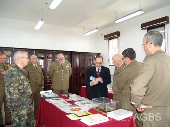 AGBS-CDBHS. (28) El Presidente explicando a los asistentes a la exposición detalles de la donaciones recibidas.