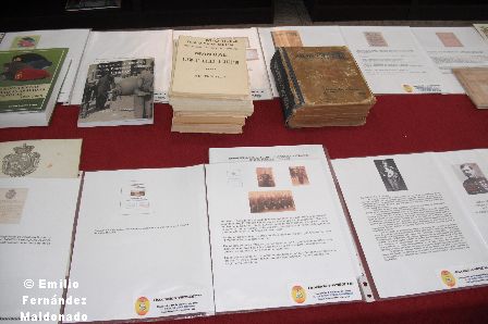 AMESETE. CDBHS. EFM. (18) Libro donados por los socios Blanco Lorenzo, Menduiña Matamoros y diversa documentación relacionada con los suboficiales.