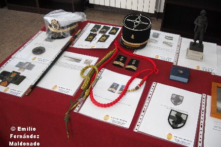 AMESETE. CDBHS. EFM. (27) Efectos militares nacionales y extranjeros donados por el socio Varela Patón. Medalla conmemorativa del V Centenario del sargento donada por Gómez Molina y gorra de sargento de la Armada donada por el socio Blanco Lorenzo. Divisas de suboficiales del ejército afgano donadas por el socio Vicente Quilez. el socio